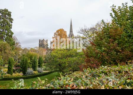 Vue sur la cathédrale de Chichester depuis les jardins du palais de l'évêque Banque D'Images