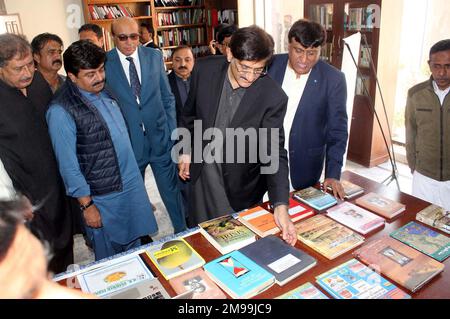 Syed Murad Ali Shah, Ministre en chef de Sindh, s'intéresse vivement aux livres lors de la cérémonie d'inauguration du site Web et de lancement de la cérémonie de trois livres qui s'est tenue à l'Institut d'études de Sindh de M.H Panhwar à Hyderabad, mardi, 17 janvier 2023. Banque D'Images