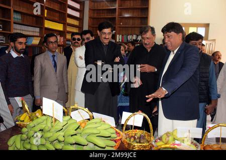 Syed Murad Ali Shah, Ministre en chef de Sindh, s'intéresse particulièrement à la stalle lors de la cérémonie d'inauguration du site Web et de lancement de la cérémonie de trois livres qui s'est tenue à l'Institut d'études Sindh de M.H Panhwar, à Hyderabad, mardi, à 17 janvier 2023. Banque D'Images