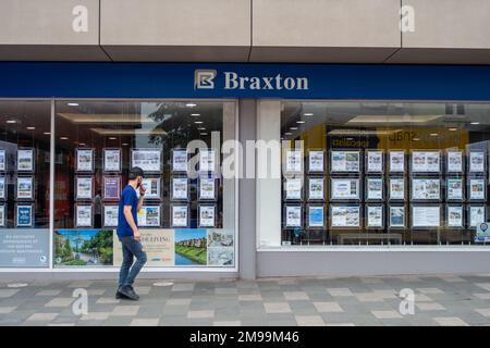 Maidenhead, Berkshire, Royaume-Uni. 30th juin 2022. Un homme passe devant les agents immobiliers de Braxton à Maidenhead. Crédit : Maureen McLean/Alay Banque D'Images