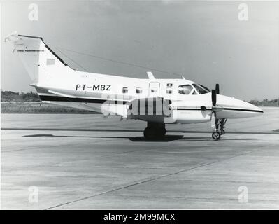 Embraer EMB-121 Xingu (PT-MBZ), latéral, nez droit. Embraer S.A. est un conglomérat brésilien de l'aérospatiale qui produit des avions commerciaux, militaires, exécutifs et agricoles et qui fournit des services aéronautiques. Banque D'Images