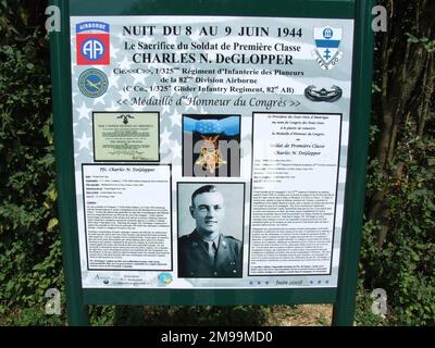 La Commission commémore les actions du soldat de première classe de Gopper de 325th Glider Infantry le 9 juin 1944, au cours duquel il a été tué. Il est enterré au cimetière Maple Grove, comté d'Erie, New York. Banque D'Images