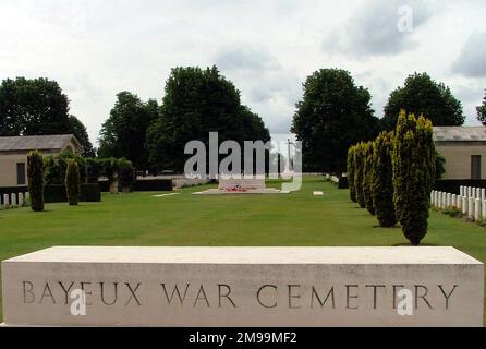 Ce cimetière de graves de guerre du Commonwealth est le plus grand cimetière britannique de WW2 en France. Il contient 4 648 tombes - 3 935 du Royaume-Uni, 181 du Canada, 17 de l'Australie, 8 de la Nouvelle-Zélande, 1 de l'Afrique du Sud, 25 de la Pologne, 3 de la France, 2 de la Tchécoslovaquie, 2 de l'Italie, 7 de Russie, 466 d'Allemagne et un non identifié. Banque D'Images