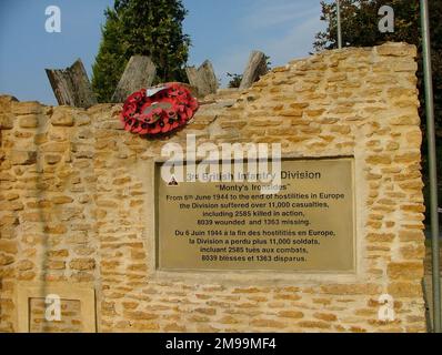 Le mur commémore la part de la Division dans l'opération Goodwood, le 18-21 juillet 1944. Surnommée « les Ironsides de Monty », entre le jour J et la fin de la guerre, la Division a fait plus de 11 000 victimes. Suite au succès allié des débarquements inital, la résistance allemande s'est renforcée autour de la ville de Caen et la lutte est devenue une affaire blindée. « Goodwood » a conduit à la capture de Caen. Banque D'Images