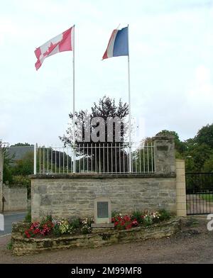 Les forces canadiennes avaient reçu des objectifs clairs de la part du major-général R.F.L Keller, leur commandant divisionnaire. Des lignes d'avance ont été appelées 'Yew', 'Elm' et 'Oak' et d'importants villages ont également été nommés. Beny était 'Alep'. Le Mémorial remercie les Chaudières d'avoir libéré 'Beny s/Mer Alep' le 6 juin. Banque D'Images