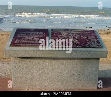 Les plaques métalliques placées près de la mer sont inévitablement corrodées par l'air salé. Ceux qui se trouvent dans ce pilier en pierre, à l'entrée de la plage, ne font pas exception. La plaque supérieure est au 1st Canadian Scottish Regiment, à côté de «Belge Volunteers» et d'autres à 8th BN Royal Scots, les 6th BN Royal Scots Fusiliers et 6th KOSB. Banque D'Images