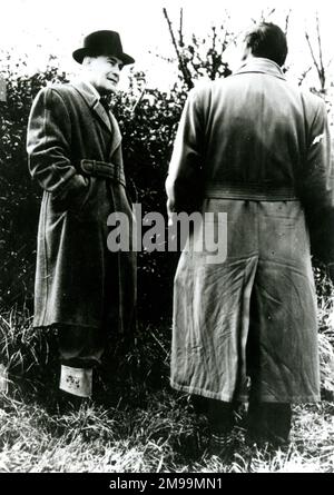 Le surintendant des détectives Alec Spooner de Warwickshire CID, enquêtant sur le meurtre de Charlie Walton à Lower Quinton, dans le Warwickshire. Charles Walton (1870-1945), victime de ce qu'on appelle le meurtre de sorcellerie, a été trouvé mort près d'un hedgerow le soir du 14 février 1945, tué avec son propre bâton de marche et ses outils agricoles (une fourche et une barre oblique). Le cas est le plus ancien meurtre non résolu dans les dossiers de la Constabulary de Warwickshire. Banque D'Images