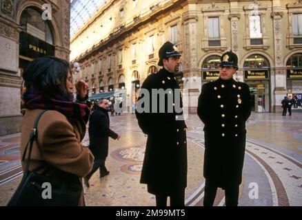 Deux policiers tiennent la garde à la Galleria Vitttorio Emanuele II à Milan, en Italie Banque D'Images