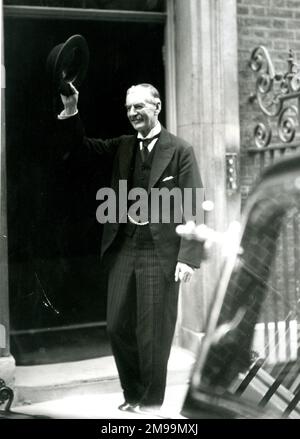 Neville Chamberlain, Premier ministre britannique, à l'extérieur du 10 Downing Street, Londres. Banque D'Images