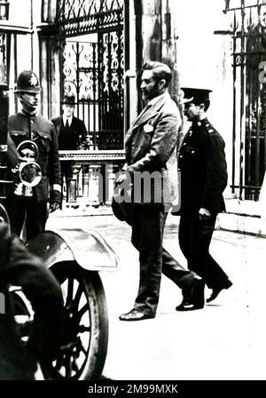 Roger David Casement (1864-1916), diplomate, militant humanitaire, poète, nationaliste irlandais et chef de la montée de Pâques d'avril 1916. Vu ici à Londres, laissant le tribunal pendant son procès pour trahison. Banque D'Images