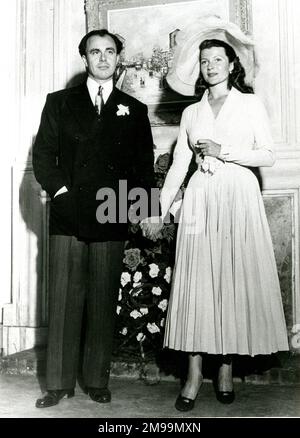 Le Prince Aly Khan (Prince Ali Salman Aga Khan) et Rita Hayworth, actrice et danseuse américaine, après leur mariage en mai 1949. Banque D'Images