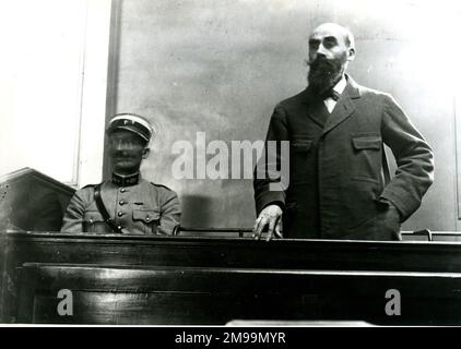 Procès (à Versailles en novembre 1921) d'Henri Desire Landru (1869-1922), tueur en série français, surnommé la barbe Bleue de Gambais par la presse française. Il a tué au moins dix femmes et un jeune homme entre décembre 1914 et janvier 1919. Le nombre de victimes était probablement plus élevé et leurs restes n'ont jamais été trouvés. Il a été reconnu coupable et exécuté. Banque D'Images
