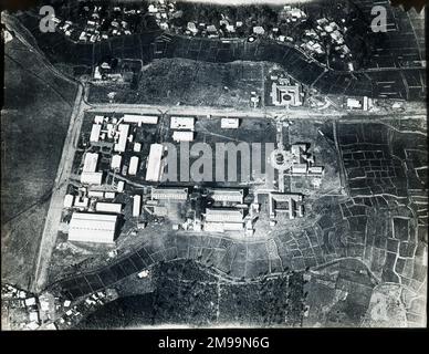 Siège, bureaux et bâtiments, Kasumigaura. William Francis Forbes-Sempill, 19th Lord Sempill AFC, AFRAeS (1893-1965) était un homologue écossais et pionnier de l'air qui a plus tard été démontré avoir transmis des informations secrètes à l'armée impériale japonaise avant la Seconde Guerre mondiale. En 1921, Sempill a mené une mission militaire officielle au Japon qui a présenté le dernier avion britannique. Au cours des années suivantes, il a continué à aider la Marine impériale japonaise à développer son Service aérien de la Marine et a commencé à donner des secrets militaires aux Japonais. Bien que ses activités aient été découvertes par British Banque D'Images