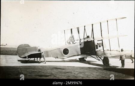 Vue latérale de la machine (trois avions en couleurs des forces japonaises) pilote entrant dans le cockpit. William Francis Forbes-Sempill, 19th Lord Sempill AFC, AFRAeS (1893-1965) était un homologue écossais et pionnier de l'air qui a plus tard été démontré avoir transmis des informations secrètes à l'armée impériale japonaise avant la Seconde Guerre mondiale. En 1921, Sempill a mené une mission militaire officielle au Japon qui a présenté le dernier avion britannique. Au cours des années suivantes, il a continué à aider la Marine impériale japonaise à développer son Service aérien de la Marine et a commencé à donner des secrets militaires aux Japonais. Bien que Banque D'Images