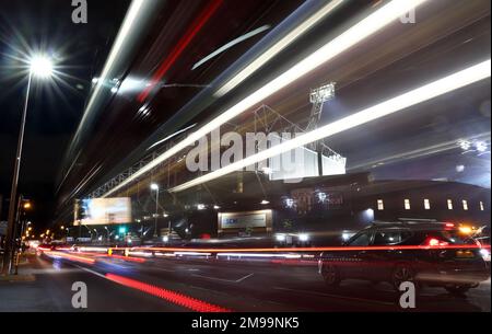 West Bromwich, Royaume-Uni. 17th janvier 2023. Les véhicules passent devant le stade avant le match de la FA Cup aux Hawthorns, West Bromwich. Crédit photo à lire : Darren Staples/Sportimage crédit : Sportimage/Alay Live News Banque D'Images