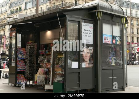 Paris, France. 11 mai. 2022. Point de vente des journaux dans le célèbre quartier de Montparnasse. Kiosque à journaux typiquement parisien. Banque D'Images