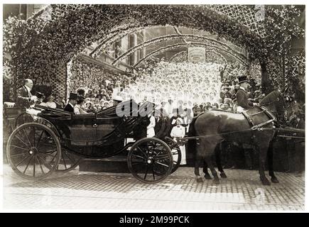 Le roi George V et la reine Mary dans le Royal Carriage, en visite à un groupe d'infirmières à Dundee, en Écosse. Banque D'Images