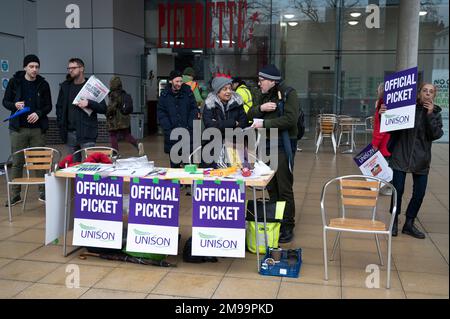 Hackney, Londres. Piquet de la bibliothèque centrale Hackney par des membres de l'Unison. Les employés des bibliothèques sont confrontés à des suppressions d'emplois. Banque D'Images