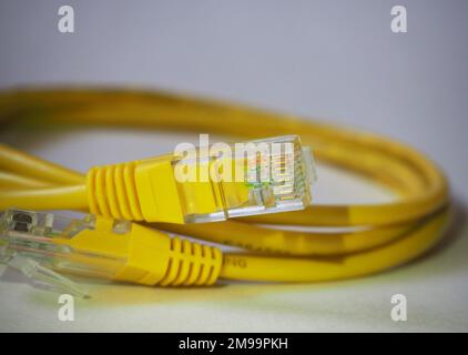Câble erhernet jaune. Communications, arrière-plan du réseau. Câble de connexion Internet. Banque D'Images