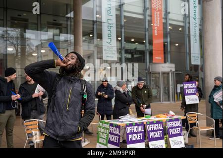 Hackney, Londres. Piquet de la bibliothèque centrale Hackney par des membres de l'Unison. Les employés des bibliothèques sont confrontés à des suppressions d'emplois. Banque D'Images