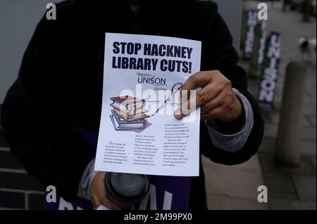 Hackney, Londres. Piquet de la bibliothèque centrale Hackney par des membres de l'Unison. Les employés des bibliothèques sont confrontés à des suppressions d'emplois. Banque D'Images