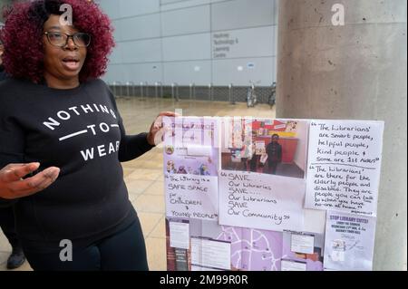 Hackney, Londres. Piquet de la bibliothèque centrale Hackney par des membres de l'Unison. Les employés des bibliothèques sont confrontés à des suppressions d'emplois. Banque D'Images