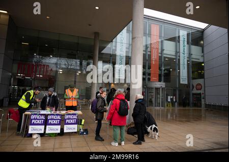 Hackney, Londres. Piquet de la bibliothèque centrale Hackney par des membres de l'Unison. Les employés des bibliothèques sont confrontés à des suppressions d'emplois. Banque D'Images