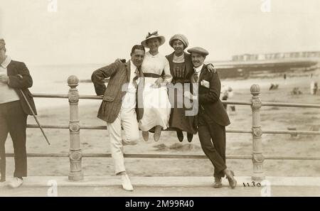 Deux couples Jolly qui s'amusent à la plage - Margate, Kent, Angleterre. Banque D'Images