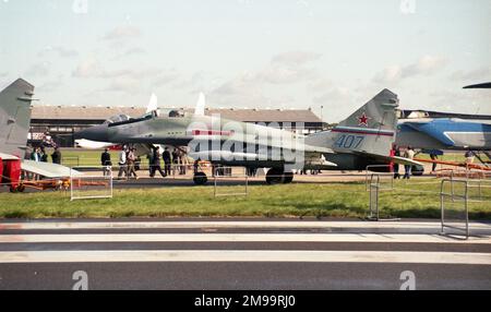 Farnborough 92 - Mikoyan MIG-29S (9-13S) (MSN: 2960507682) 'Blue 407', avec les missiles air-air Vympel NPO R-77 sous les ailes. Banque D'Images