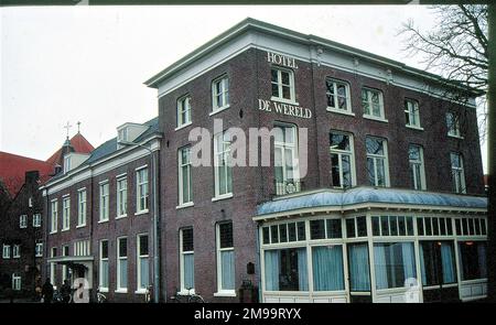 L'ancien Hôtel de Wereld était le théâtre de la reddition allemande aux Hollandais. À droite de l'entrée se trouve une plaque commémorative qui, dans cet édifice le 5 mai 1945, le lieutenant-général Charles Foulkes, CB, CBE, DSO, officier général commandant le corps canadien 1st, a accepté la capitulation inconditionnelle de l'Armée allemande de 25th du colonel général Johannes Blaskowitz. En fait, les documents ont été remis sur le 5th mais pas signés avant le 6th. Les termes de l'instrument de cession comprenaient le dégagement des canaux "d'obstruction, de mines, etc." et l'assistance "dans l'arrangement Banque D'Images