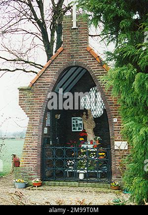 Cette chapelle a été érigée en 1946 en commémoration des combats violents qui ont eu lieu autour de cette zone en septembre-octobre 1944 à la suite de l'opération jardin du marché. Le 1 octobre, il y a eu une bataille féroce entre les 7th Green Howards et la division Panzer de 10th qui ont attaqué ce « point élevé » (la terre est généralement si plate que toute légère élévation de quelques pieds est considérée comme une colline). La chapelle a été suivie avec amour par la famille Jansen - par Kurt qui est venu tous les jours pour changer les fleurs jusqu'à sa mort en 1991, puis par sa nièce Grada. L'exposition de fleurs et de plantes est magnifique. Insid Banque D'Images