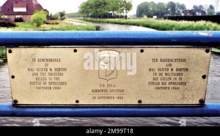 C'est l'un des nombreux monuments commémoratifs de la ville d'Opheusden, où la division aéroportée de 101st a combattu ce que l'histoire de la division (Rendezvous avec Destiny) appelle la plus grande bataille unique de la campagne de l'île. L'île était la zone au nord du Waal et au-dessous du Rhin qui était encore entre les mains allemandes après l'échec de l'opération jardin du marché. Les 101st ont pris la relève de la division Wessex de 43rd au début d'octobre 1944 et ce front a été affecté au PIR de 506th dont le bataillon de 3rd a été commandé par le major Horton. Il a été mortellement blessé le 5 octobre. L'opposition allemande, par le Vo de 363rd Banque D'Images