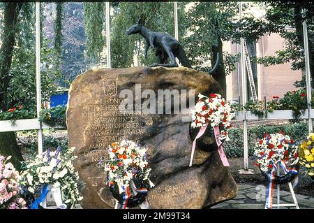 Le Mémorial se présente sous la forme d'un kangeroo avec un bébé dans sa poche (un symbole des Forces alliées qui bondit sur les fleuves hollandais) sur un énorme bloc de pierre qui pèse 1 200 kg. Il a été conçu par Neil Steenbergen. Il a été dévoilé par HRH Princess Irene, des pays-Bas, le 17 septembre 1959. Il y a aussi une plaque sur le terrain commémorant la libération de Veghel le 17 septembre 1944 par le 501st parachute Infantry Regiment avec d'autres unités à la suite d'une bataille intense du 22 au 24 septembre. Sous une pierre se trouve une urne contenant du sol des 50 États des États-Unis À côté du Mémorial sont deux benche Banque D'Images