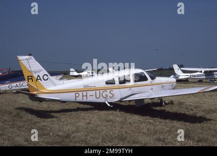 Piper Cherokee Warrior II - pH-UGS à Cranfield. Banque D'Images