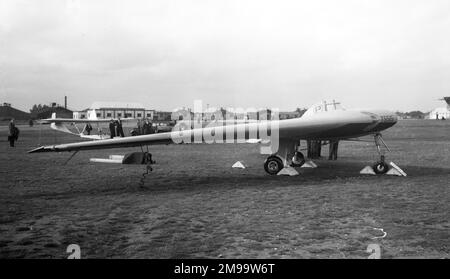 Ministère de l'approvisionnement General Aircraft Limited GAL.61 TS515. Le GAL.61, une mise au point du GAL.56, était une aile volante sans fuselage ni ailettes incorporant un train d'atterrissage tricycle rétractable. Il avait un poste de pilotage surélevé pour un pilote, décalé au port, et une position ventrale dans l'aile tribord pour un observateur. Le programme D'ailes volantes GAL a été annulé après l'accident de GAL.56/01 TS507, le 12 février 1948, qui a tué le célèbre pilote de planeur Robert Kronfeld. Le GAL.61 n'a jamais été utilisé ! Banque D'Images