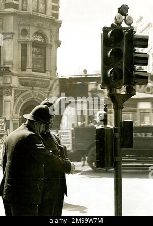 Feux de signalisation avec cloches en haut, Oxford Street, Londres. Les cloches ont été introduites à Londres en 1931. Banque D'Images