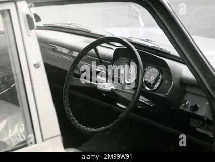 Voiture Ford Cortina, montrant le volant et le tableau de bord. Banque D'Images