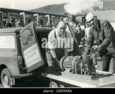 « Test moteur des machines par Lawrence Hathaway, membre d'IMEHE, à sa Trinity Pumps Company, Gogowen. La société a produit des pompes flottantes qui ont été utilisées pour la première fois dans les moteurs d'incendie, puis dans les voitures. Pentre Wern Works, Coventry Climax Engines (L Hathaway Ltd). Banque D'Images