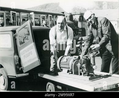 « Test moteur des machines par Lawrence Hathaway, membre d'IMEHE, à sa Trinity Pumps Company, Gogowen. La société a produit des pompes flottantes qui ont été utilisées pour la première fois dans les moteurs d'incendie, puis dans les voitures. Pentre Wern Works, Coventry Climax Engines (L Hathaway Ltd). Banque D'Images