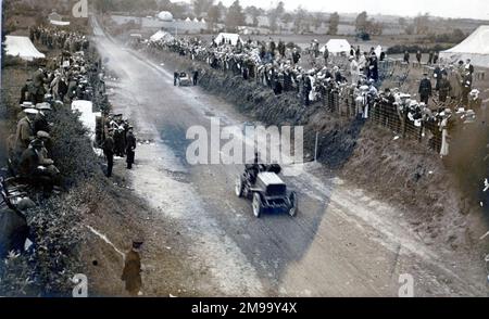 4th Trophée Gordon Bennett, René de Knyff (80 Panhard 13,7 litres pour la France) premier tour, Alex Winton a vu essayer de réparer la voiture. Banque D'Images