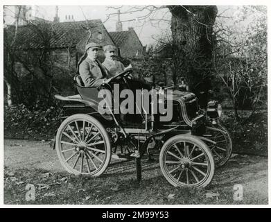 Voiture Panhard de 1899 équipée du premier moteur Napier, Selwyn Francis Edge est sur le siège passager. Il avait accepté de vendre toutes les voitures Napier et de faire passer ce modèle du timon à la direction au volant. Conduit par Charles Jarrett. Banque D'Images