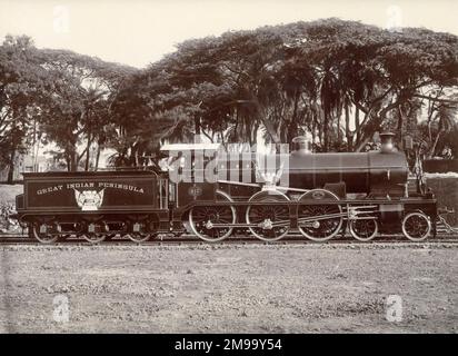 Locomotive no 213, 4-6-0. Verso inscrit « l'un des nouveaux moteurs express à 6 passagers, construit à Glasgow, décoré pour la visite de HRH le Prince & Princess sur le GIP. Phare électrique. Le trophée à l'avant représente l'Empire britannique. Les drapeaux sont ceux de la Grande-Bretagne, du Canada, de l'Afrique du Sud, de l'Australie et de l'Inde. Schéma du moteur envoyé ». Banque D'Images