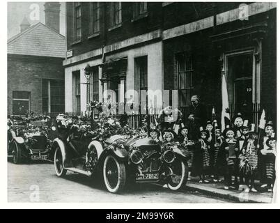 Deux Napier ont débarqué, portant des écoliers gallois en robe nationale au 10 Downing Street pour rencontrer David Lloyd George et sa fille, Megan. Banque D'Images