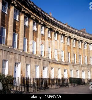 Royal Crescent, Bath, Avon. Conçu par l'architecte John Wood, le plus jeune et construit entre 1767 et 1774, il est l'un des plus grands exemples de l'architecture géorgienne que l'on trouve au Royaume-Uni Banque D'Images