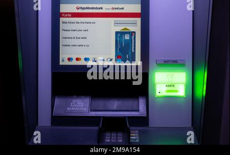 Munich, Allemagne. 17th janvier 2023. Un distributeur automatique de billets HypoVereinsbank. Credit: Sven Hoppe/dpa/Alay Live News Banque D'Images
