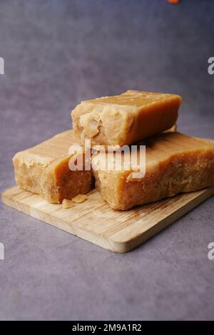 Cube de sucre de canne traditionnel de jaggery sur la table Banque D'Images