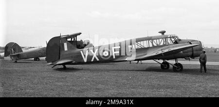 Avro 652 Anson I N4877 - G-AMDA du musée Skyfame de l'aéroport Staverton N4877 a été construit à l'usine d'Avro à Newton Heath, Manchester et a été pris en charge par la Royal Air Force le 17 novembre 1938. Il a été livré à 26 M.U. Rowley sur 2 décembre pour travaux de traversier, et transféré à la piscine des pilotes de traversiers no 2 à Filton sur 4 février 1939. Avec la formation de l'auxiliaire du transport aérien, il a été transféré à leur F.P.P. n° 3 à White Waltham sur 2 mai 1940 et y est resté lorsque l'unité a été renumérotée en tant que F.P.P. n° 1 en novembre. Un accident de vol sur 19 mars 1941 a nécessité des réparations Banque D'Images