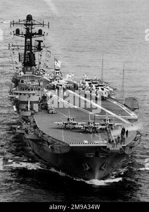 Son navire australien Majestys (HMAS) Melbourne (21) montré avec son complément de Douglas A-4G Skyhawks du 805 SQUADRON COURU allait entrer dans le port, avec le Roi de la mer de Westland Mk.50s du 817 Squadron COURU derrière. HMAS Melbourne (R21) était un porte-avions léger de classe Majestic exploité par la Royal Australian Navy (RAN) de 1955 à 1982:- homonyme: Ville de Melbourne commandé:1943 constructeur: Vickers-Armstrongs, Barrow-in-Furness établi:15 avril 1943 lancement:28 février 1945 sous le nom de HMS Majesticed:26 octobre 1955 sous le nom de HMAS Majsi Decomised:28 octobre 1955 HMAS Majsi Decomas HMAS Decomisas HMAS Decommisas Banque D'Images