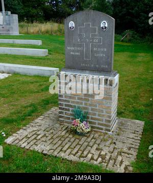 Pierre Marchant et Lucien Olivier ont été tournés le 2nd septembre 1944. Le mémorial est à côté du pont au-dessus du chemin de fer. Banque D'Images