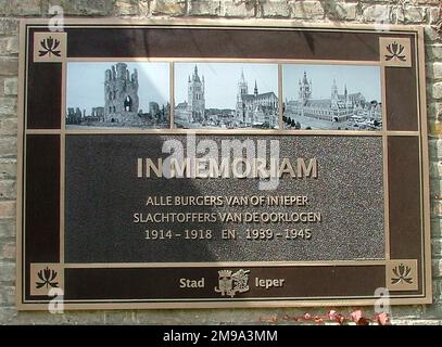 C'est à côté du mémorial de guerre principal d'Ypres qui est juste à l'extérieur de la Cloth Hall. De l'autre côté du mémorial se trouve une plaque à l'Artillerie de campagne belge de 13th. Banque D'Images